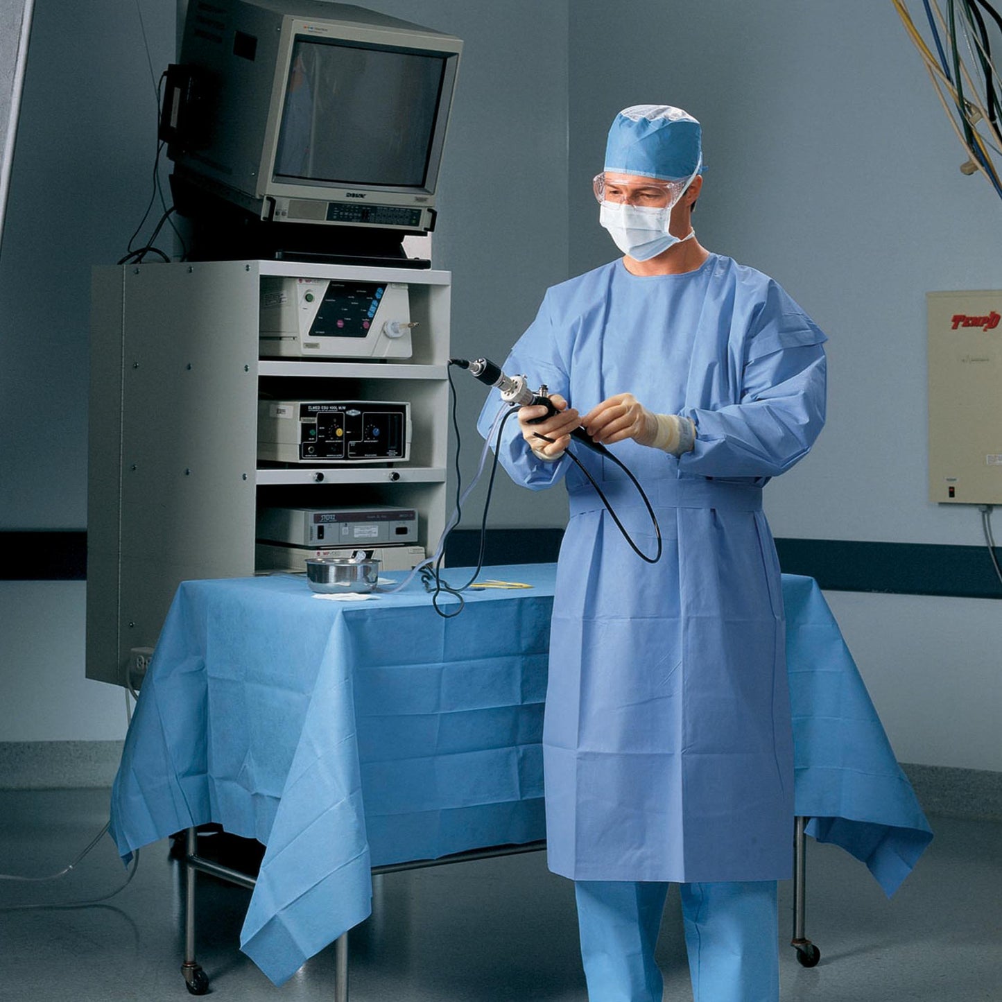 GOWN, PROCEDURE UNIV (10/PK) HALYAR